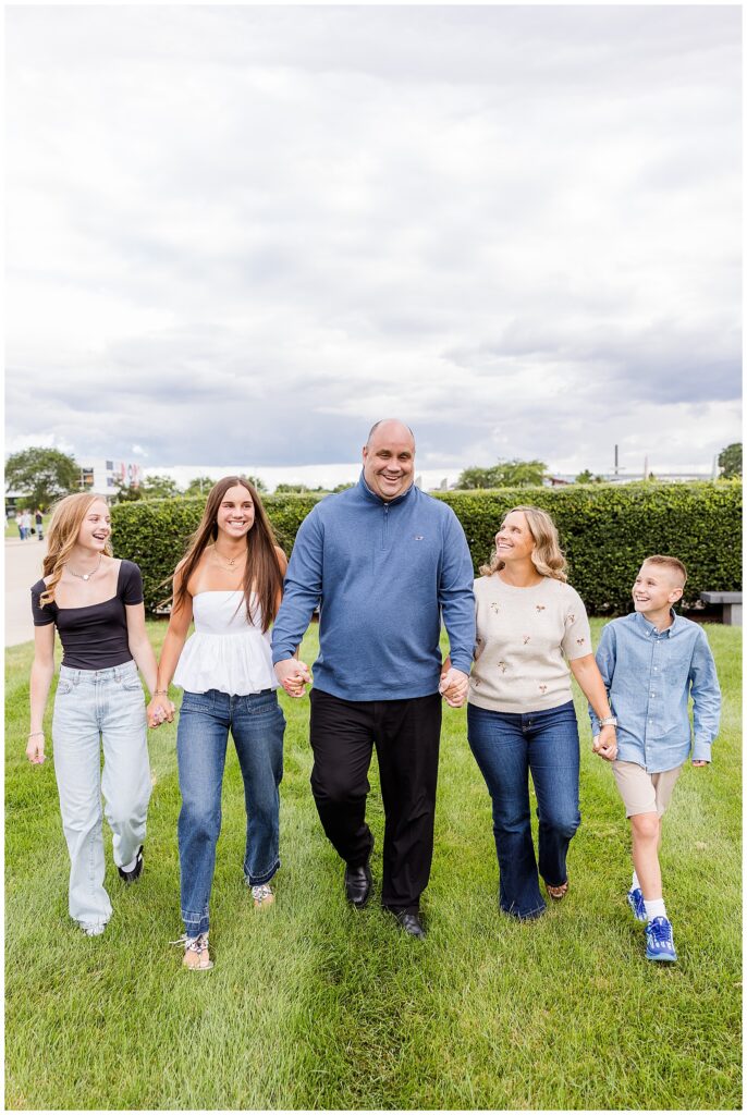 Milwaukee Family Photographer, Milwaukee Art Museum Family Session, Milwaukee Skyline 